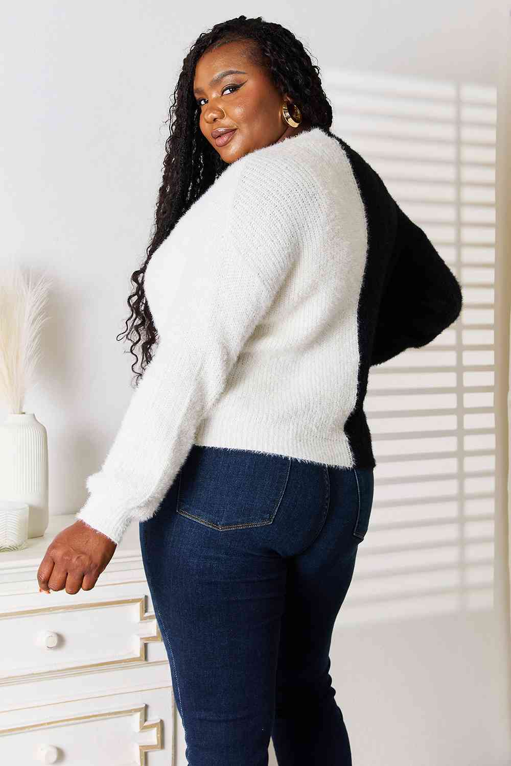 Woven Right Contrast Button-Front V-Neck Cardigan *